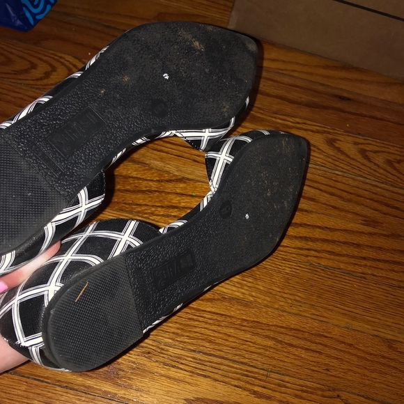 Flats - Picture 2 of 3